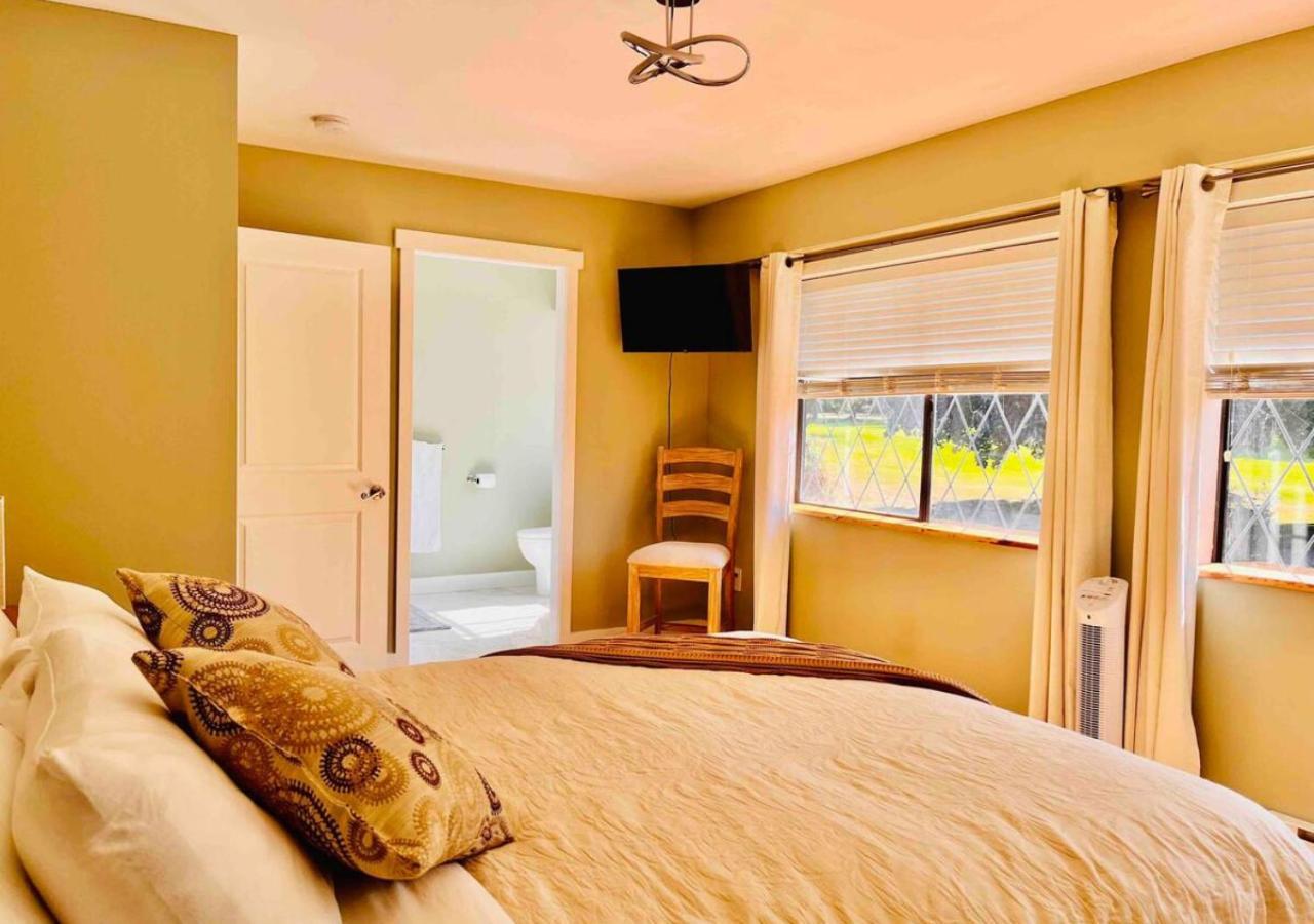Oceanside Manor - Golf Course View Bed and Breakfast Qualicum Beach Buitenkant foto